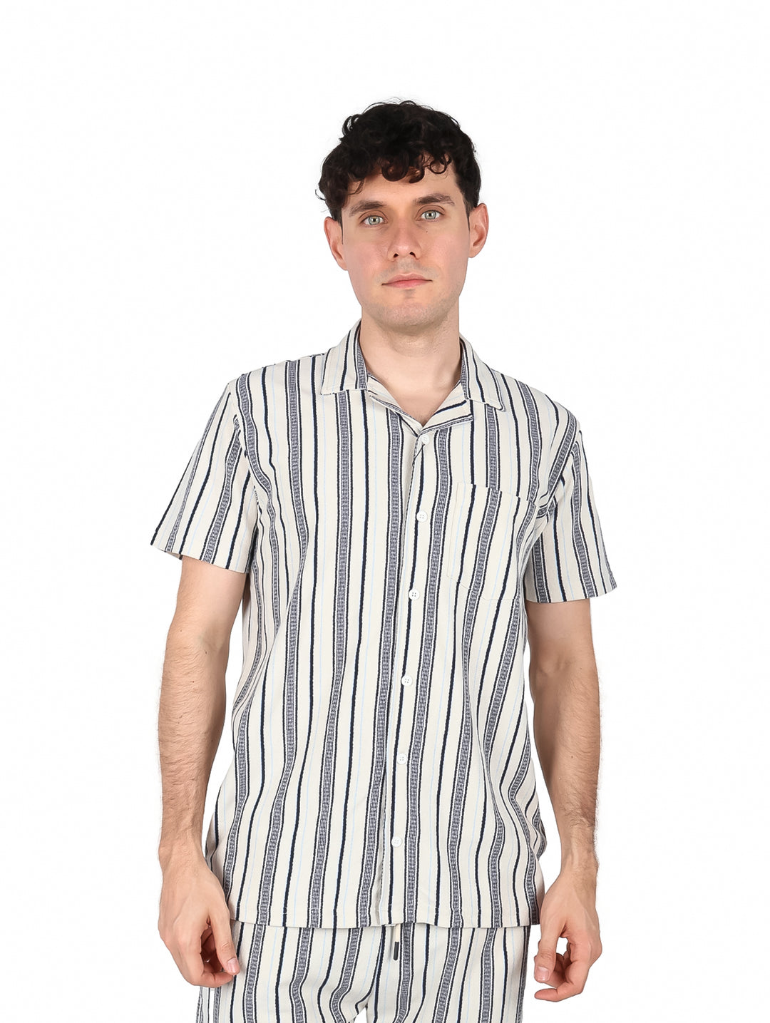 Hombre vistiendo camisa de manga corta con rayas verticales en colores marino y gris.