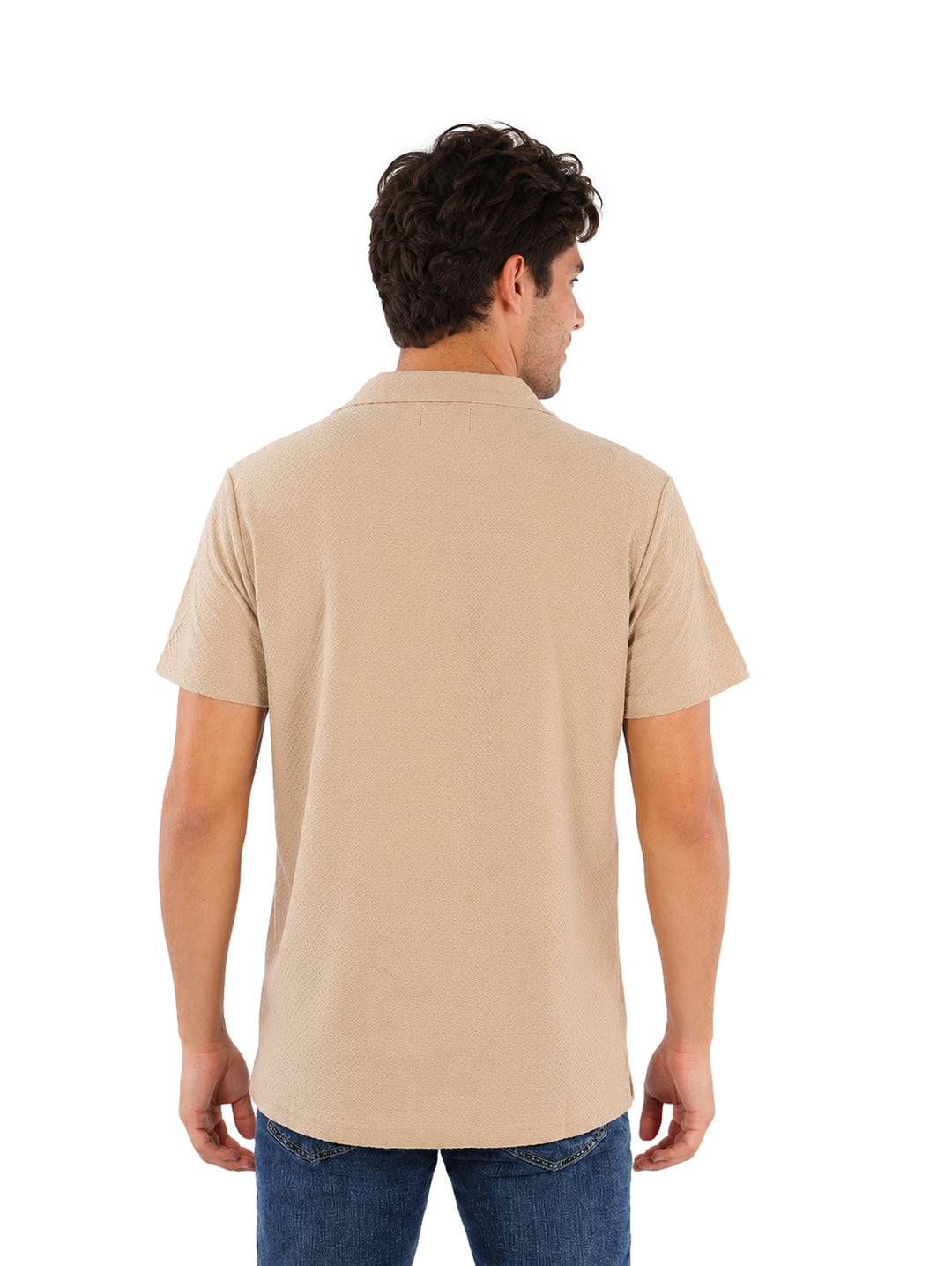 Hombre vistiendo una camisa de manga corta color kaki con botones y bolsillo frontal.