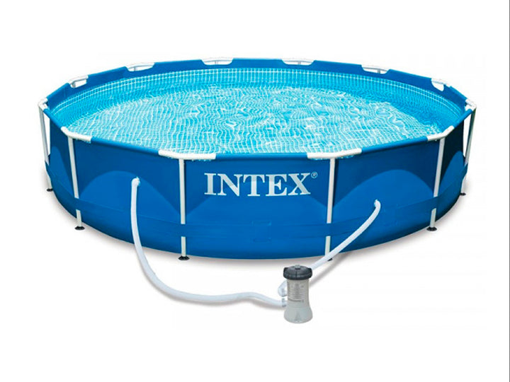 Alberca circular azul INTEX con estructura blanca y bomba de filtrado.