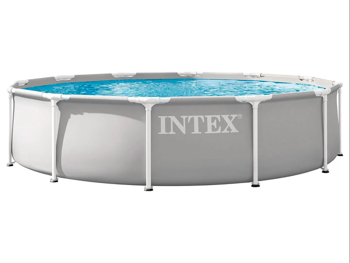 Alberca circular Intex de color gris con estructura blanca y agua azul en su interior.