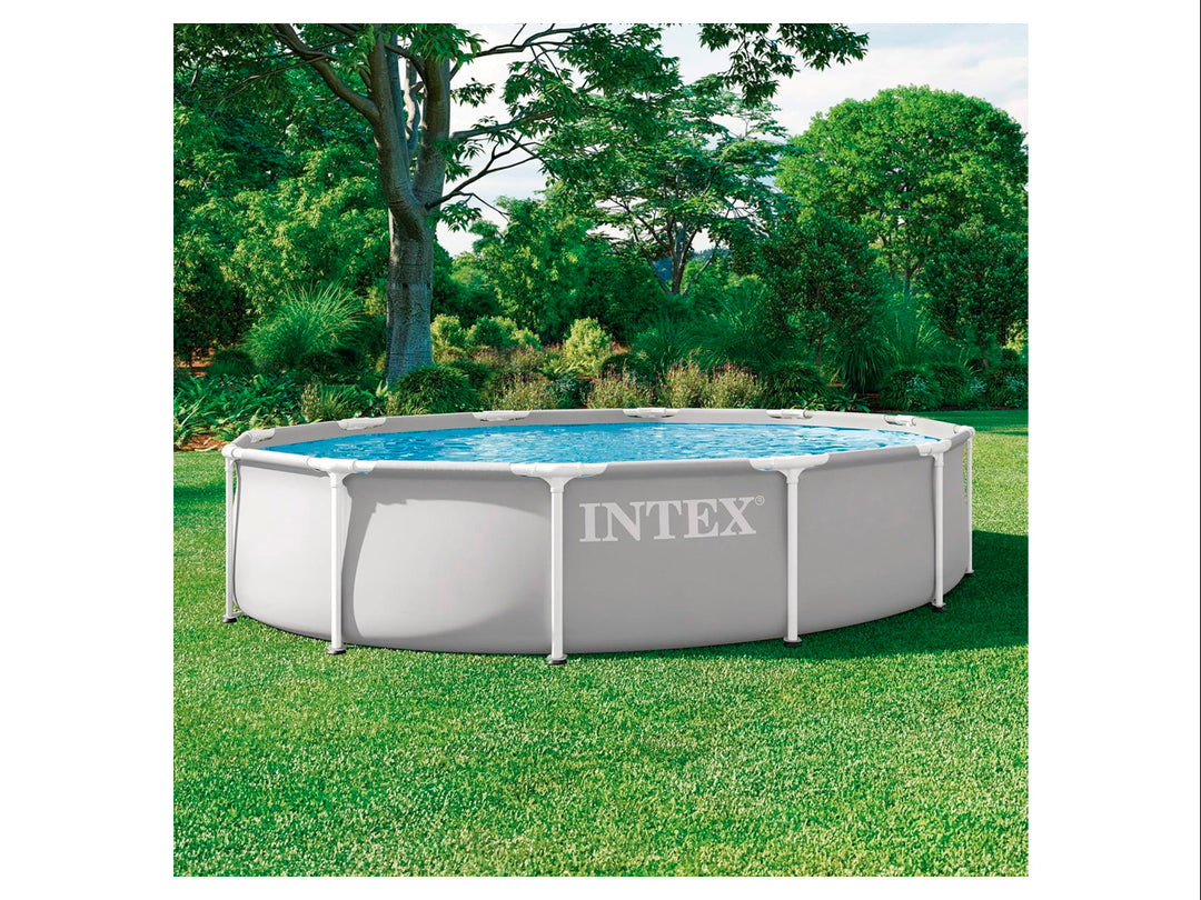 Alberca circular Intex de color gris con estructura blanca y agua azul en su interior.