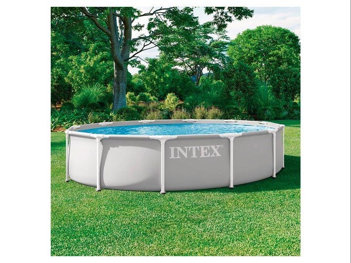 Alberca circular Intex de color gris con estructura blanca y agua azul en su interior.