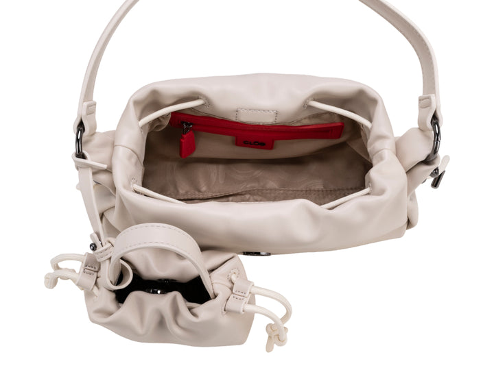 Set de bolso de hombro y monedero pequeño en color beige de la marca CLOE con acabado liso.