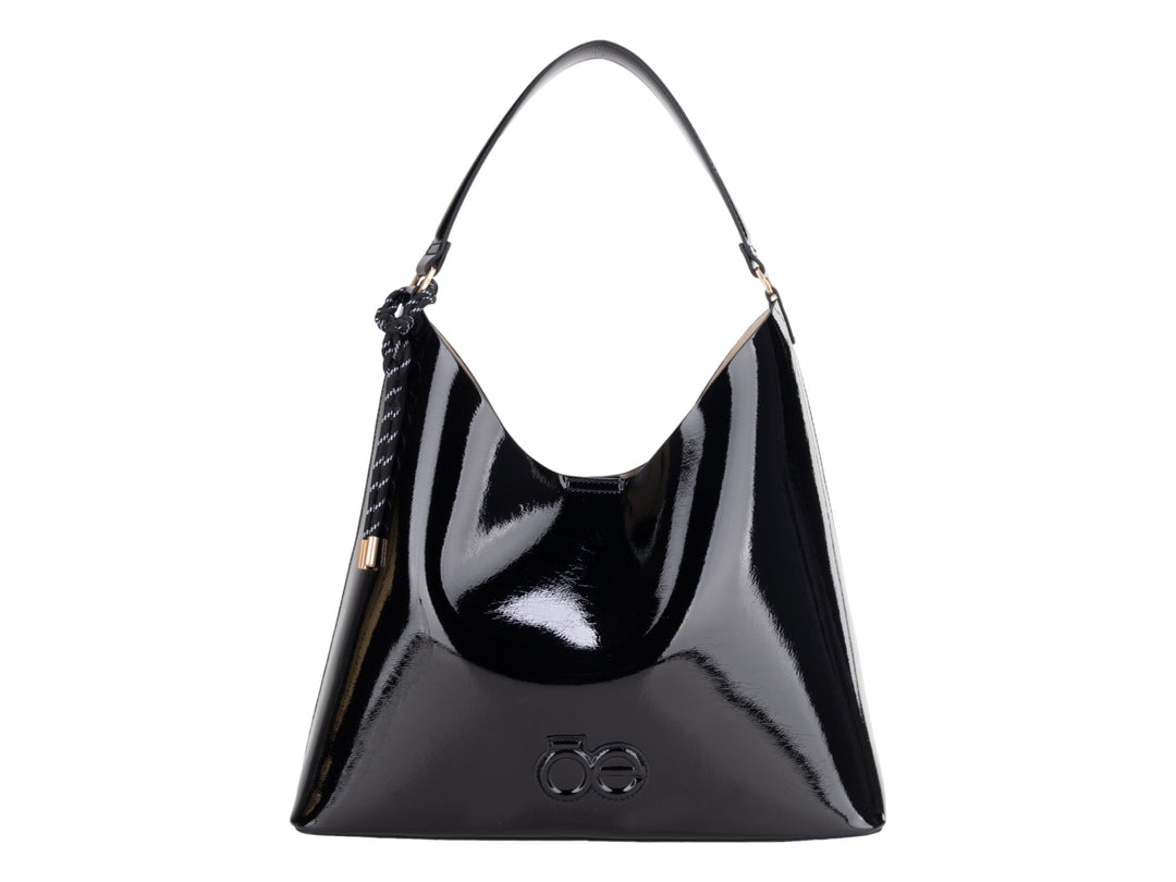 Bolsa de hombro Cloe en color negro con acabado brillante tipo charol y asa sencilla.