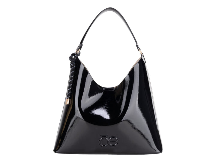 Bolsa de hombro Cloe en color negro con acabado brillante tipo charol y asa sencilla.