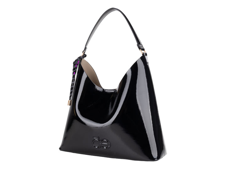 Bolsa de hombro Cloe en color negro con acabado brillante tipo charol y asa sencilla.