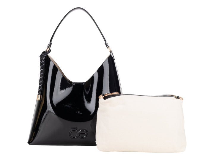 Bolsa de hombro Cloe en color negro con acabado brillante tipo charol y asa sencilla.
