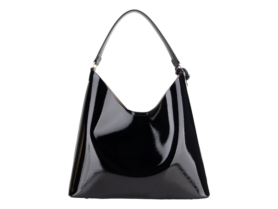 Bolsa de hombro Cloe en color negro con acabado brillante tipo charol y asa sencilla.