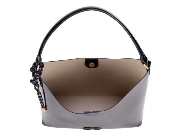Bolsa de hombro Cloe en color negro con acabado brillante tipo charol y asa sencilla.