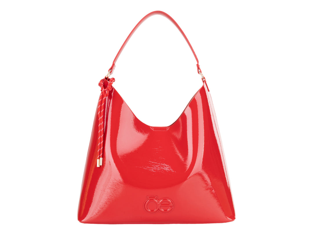 Bolsa de hombro Cloe en color rojo brillante con acabado tipo charol y asa delgada.