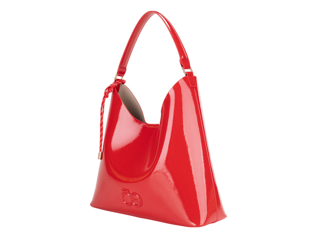 Bolsa de hombro Cloe en color rojo brillante con acabado tipo charol y asa delgada.