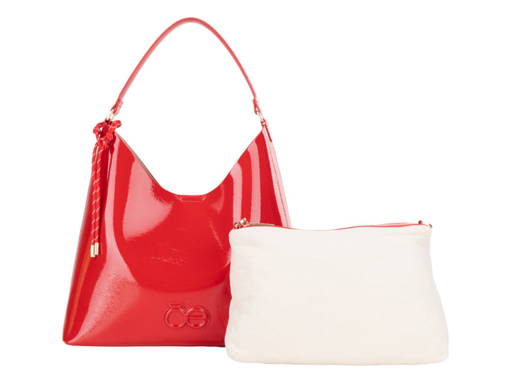Bolsa de hombro Cloe en color rojo brillante con acabado tipo charol y asa delgada.