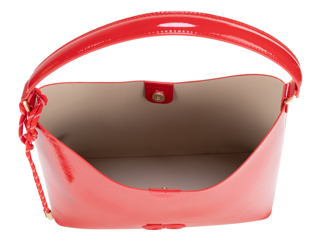 Bolsa de hombro Cloe en color rojo brillante con acabado tipo charol y asa delgada.