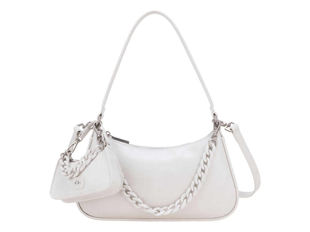 Bolso de hombro Cloe color blanco con detalle de cadena y un mini bolso acoplado, herrajes en tono plata.