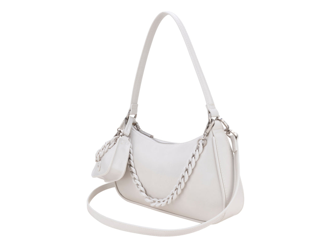 Bolso de hombro Cloe color blanco con detalle de cadena y un mini bolso acoplado, herrajes en tono plata.