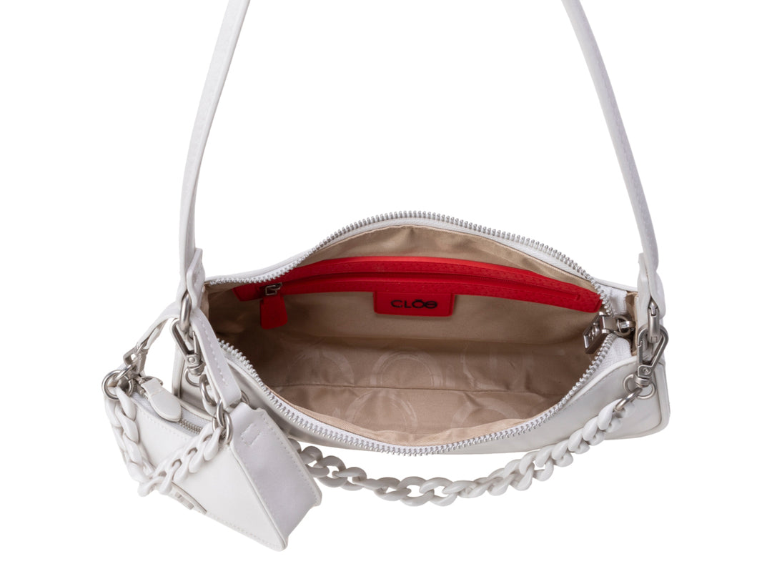 Bolso de hombro Cloe color blanco con detalle de cadena y un mini bolso acoplado, herrajes en tono plata.