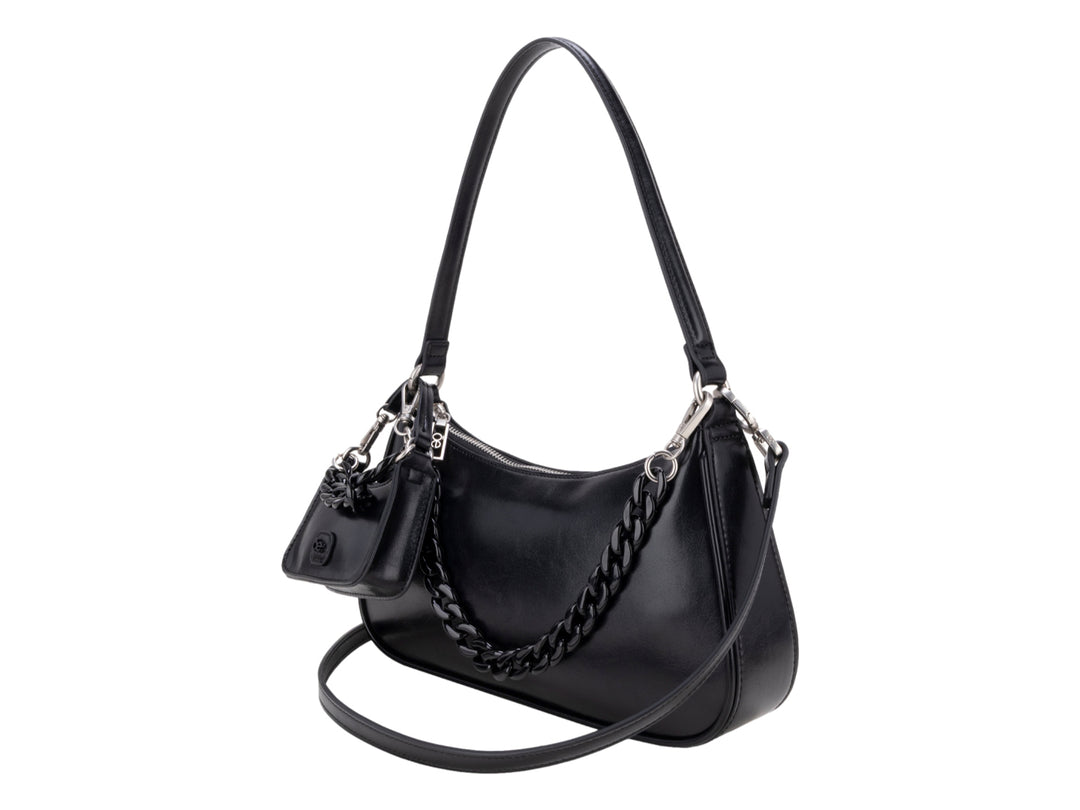 Bolsa de hombro Cloe color negro con acabado brillante, cadena decorativa y un pequeño bolso complementario.