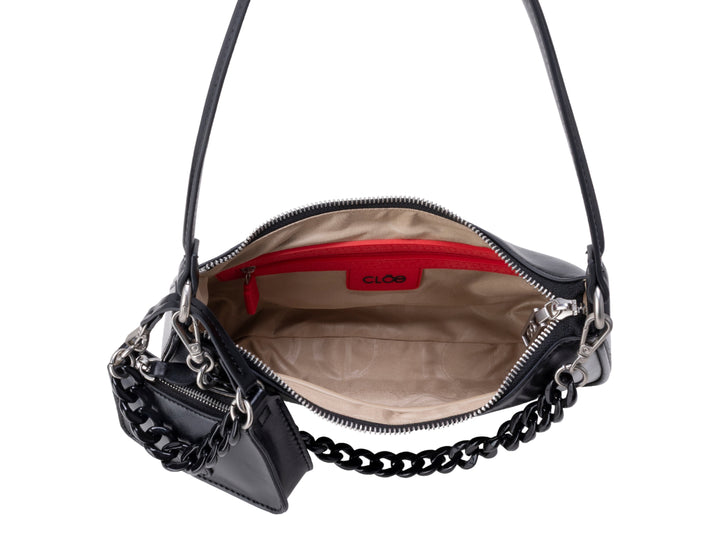 Bolsa de hombro Cloe color negro con acabado brillante, cadena decorativa y un pequeño bolso complementario.
