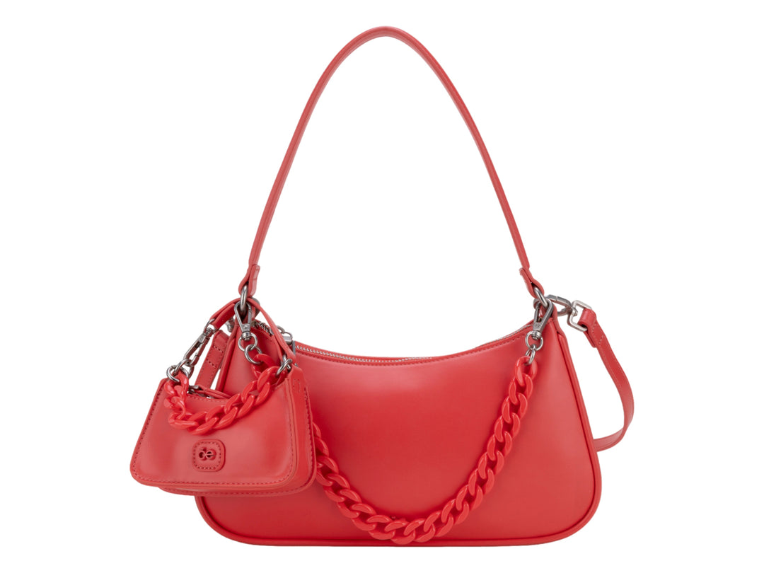 Bolso de hombro Cloe en color rosa con detalle de cadena y un mini bolso coordinado colgando.