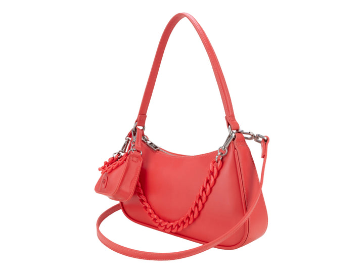 Bolso de hombro Cloe en color rosa con detalle de cadena y un mini bolso coordinado colgando.