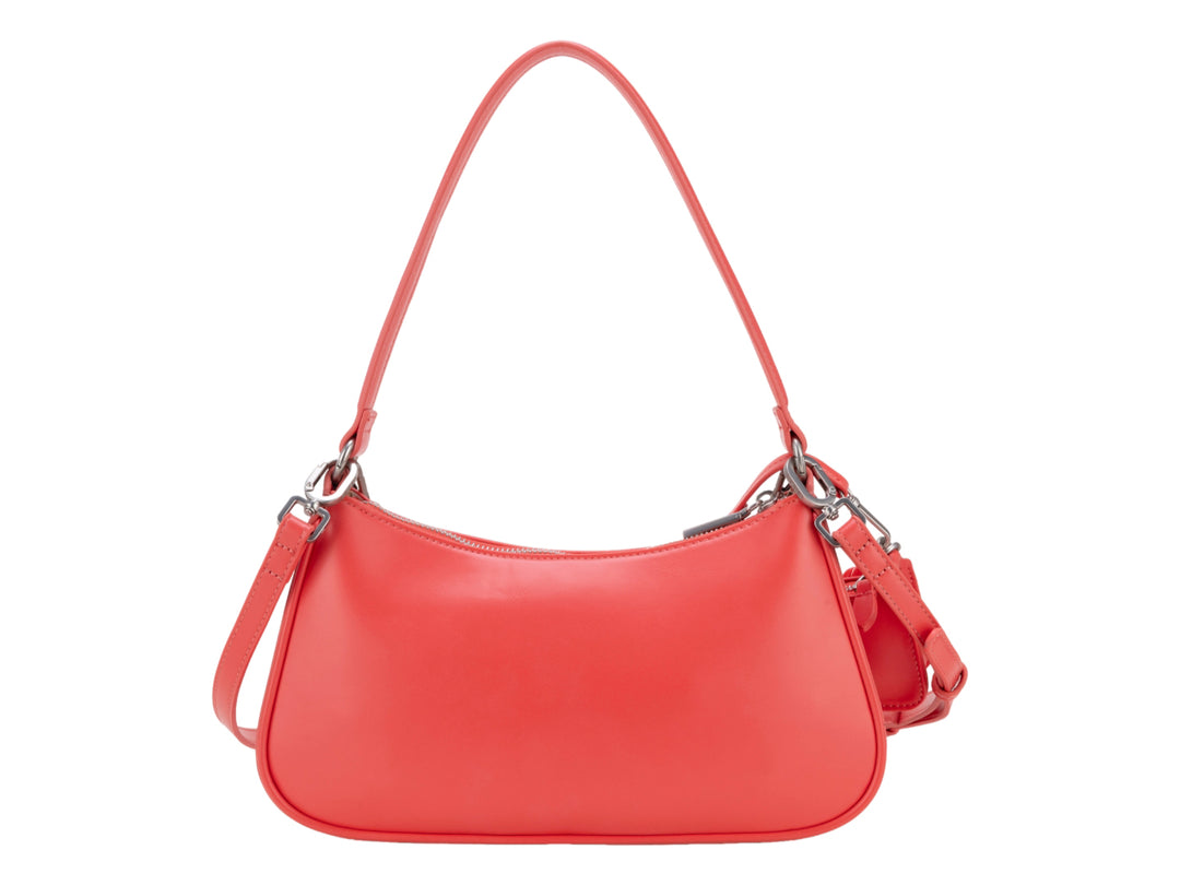 Bolso de hombro Cloe en color rosa con detalle de cadena y un mini bolso coordinado colgando.