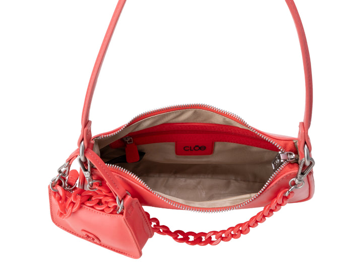 Bolso de hombro Cloe en color rosa con detalle de cadena y un mini bolso coordinado colgando.