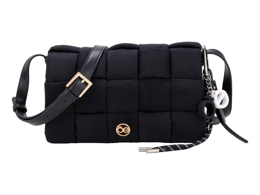 Bolso de hombro Cloe color negro con diseño acolchado, correa ajustable y detalles en dorado.