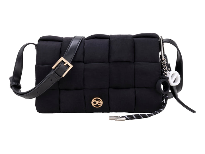 Bolso de hombro Cloe color negro con diseño acolchado, correa ajustable y detalles en dorado.