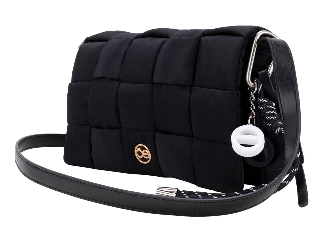 Bolso de hombro Cloe color negro con diseño acolchado, correa ajustable y detalles en dorado.