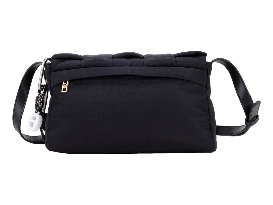 Bolso de hombro Cloe color negro con diseño acolchado, correa ajustable y detalles en dorado.