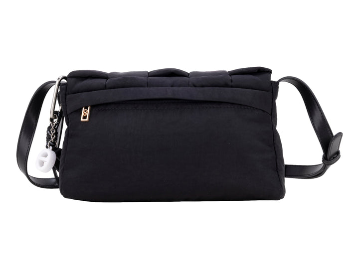 Bolso de hombro Cloe color negro con diseño acolchado, correa ajustable y detalles en dorado.