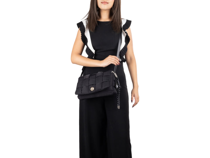 Bolso de hombro Cloe color negro con diseño acolchado, correa ajustable y detalles en dorado.
