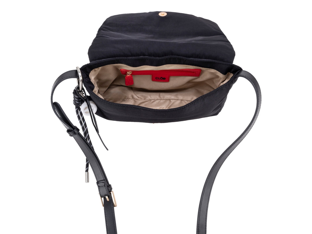 Bolso de hombro Cloe color negro con diseño acolchado, correa ajustable y detalles en dorado.