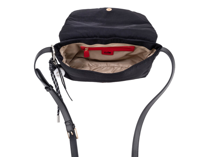 Bolso de hombro Cloe color negro con diseño acolchado, correa ajustable y detalles en dorado.