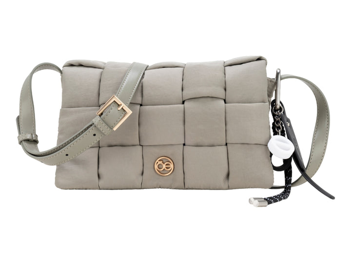 Bolso de hombro Cloe color olivo con diseño de cuero entrelazado y correa ajustable.