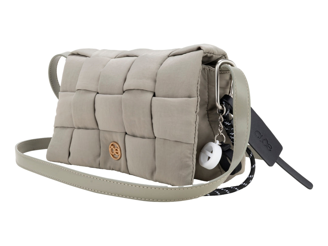 Bolso de hombro Cloe color olivo con diseño de cuero entrelazado y correa ajustable.