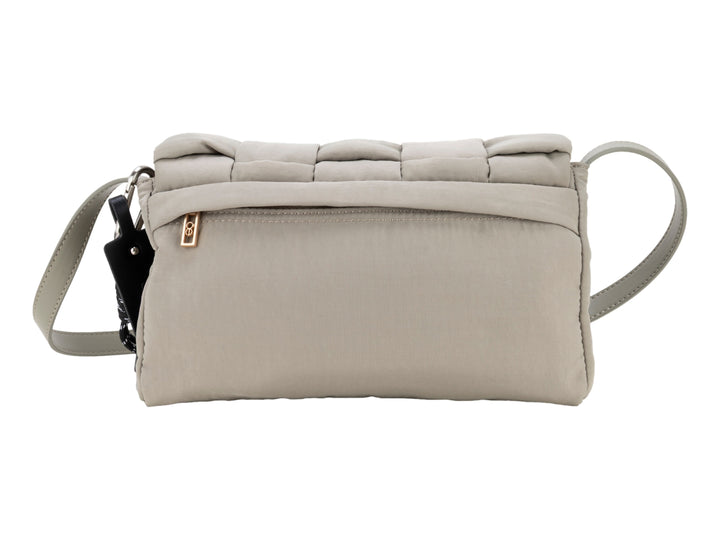 Bolso de hombro Cloe color olivo con diseño de cuero entrelazado y correa ajustable.