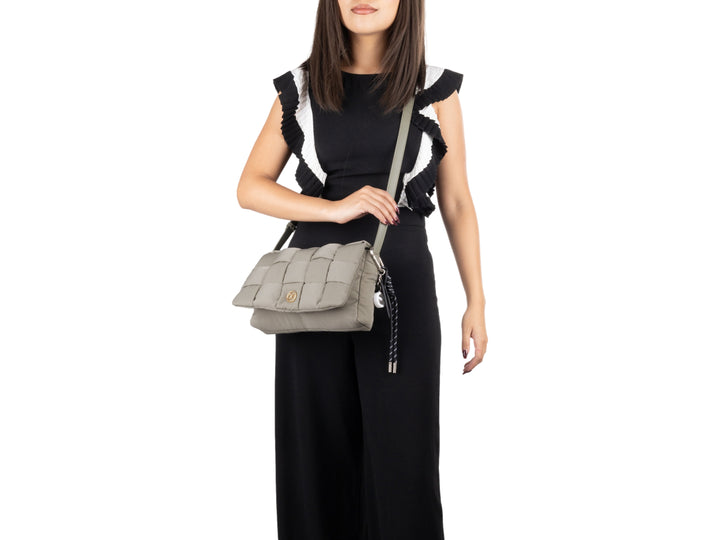 Bolso de hombro Cloe color olivo con diseño de cuero entrelazado y correa ajustable.