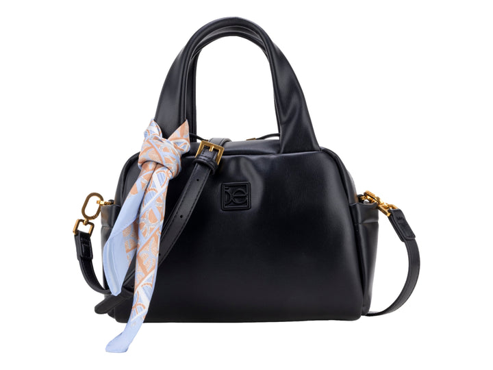 Bolso negro de mano con asa superior, correa ajustable y un pañuelo decorativo en tonos azul y naranja.