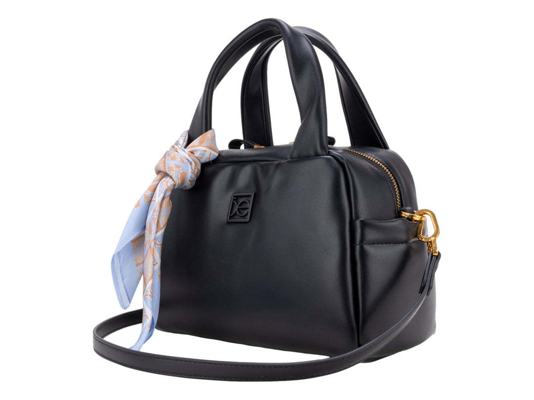Bolso negro de mano con asa superior, correa ajustable y un pañuelo decorativo en tonos azul y naranja.