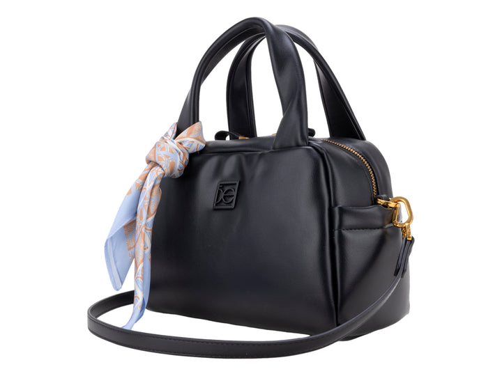 Bolso negro de mano con asa superior, correa ajustable y un pañuelo decorativo en tonos azul y naranja.