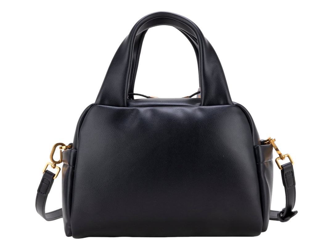 Bolso negro de mano con asa superior, correa ajustable y un pañuelo decorativo en tonos azul y naranja.