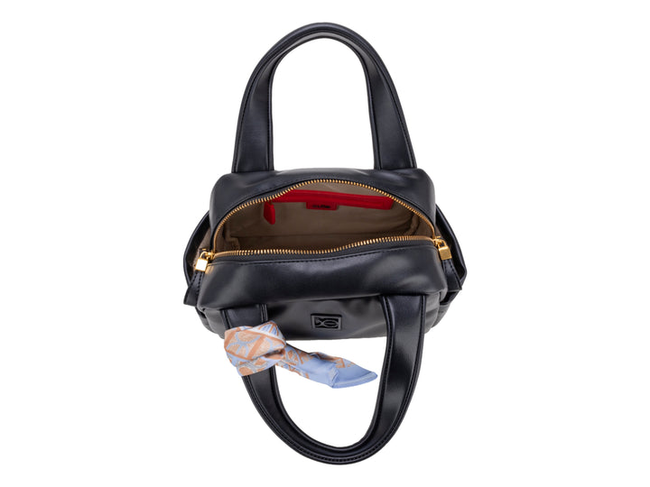 Bolso negro de mano con asa superior, correa ajustable y un pañuelo decorativo en tonos azul y naranja.