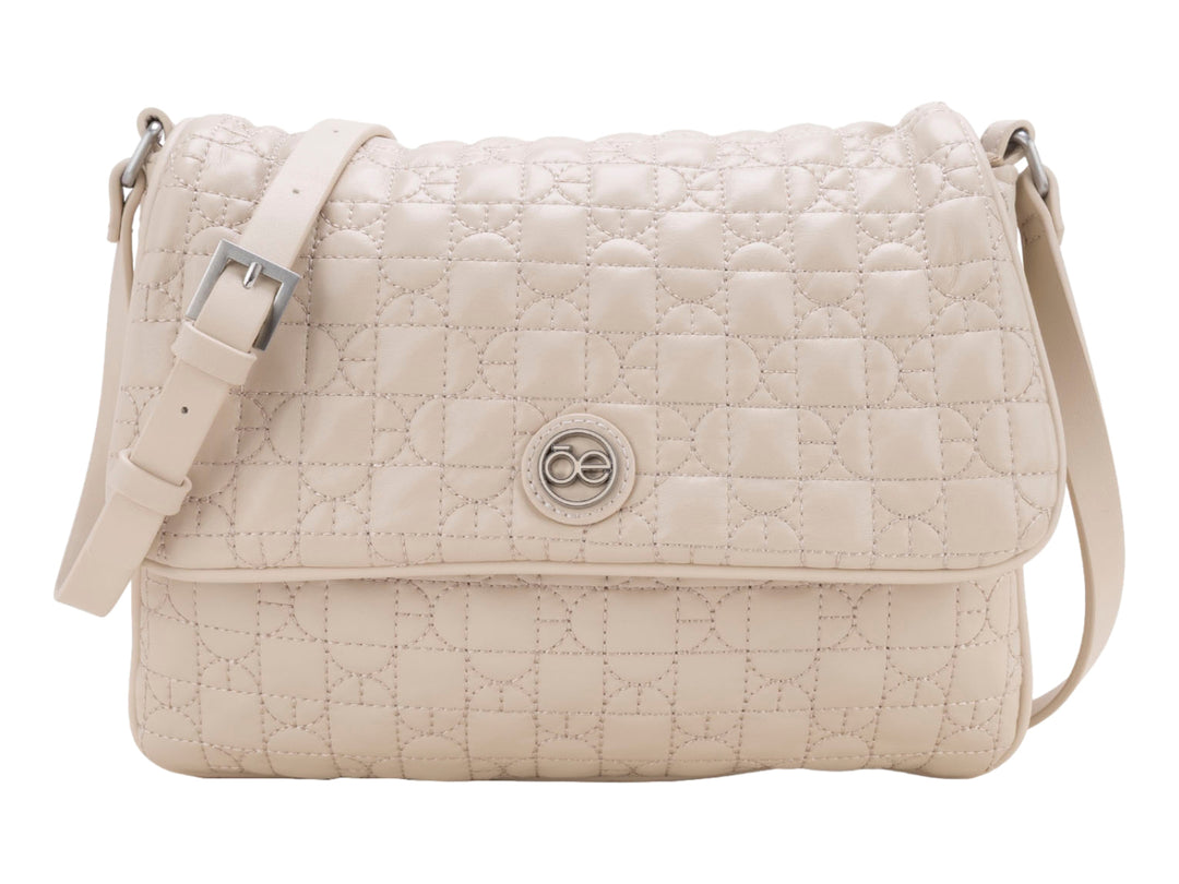Bolso de hombro Cloe color beige con textura acolchada y correa ajustable.