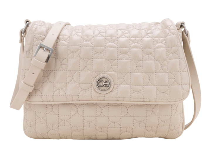 Bolso de hombro Cloe color beige con textura acolchada y correa ajustable.