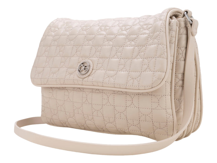 Bolso de hombro Cloe color beige con textura acolchada y correa ajustable.