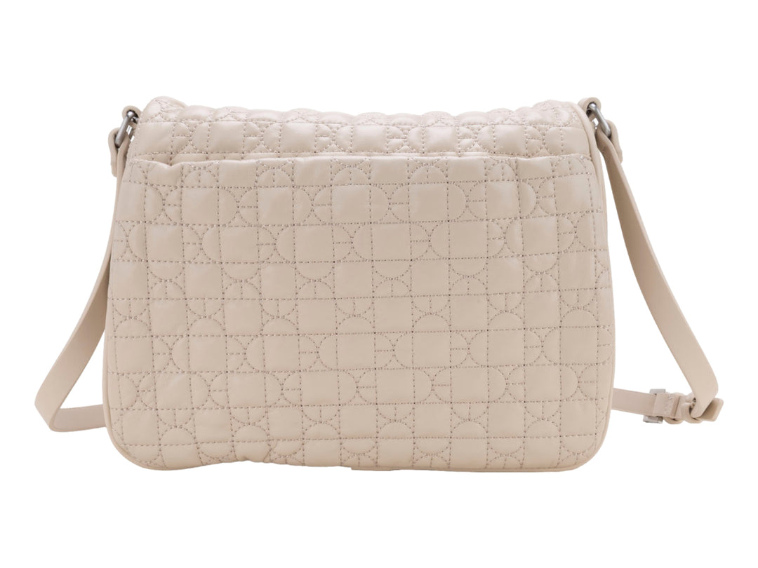 Bolso de hombro Cloe color beige con textura acolchada y correa ajustable.
