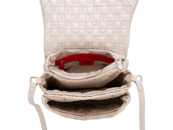 Bolso de hombro Cloe color beige con textura acolchada y correa ajustable.