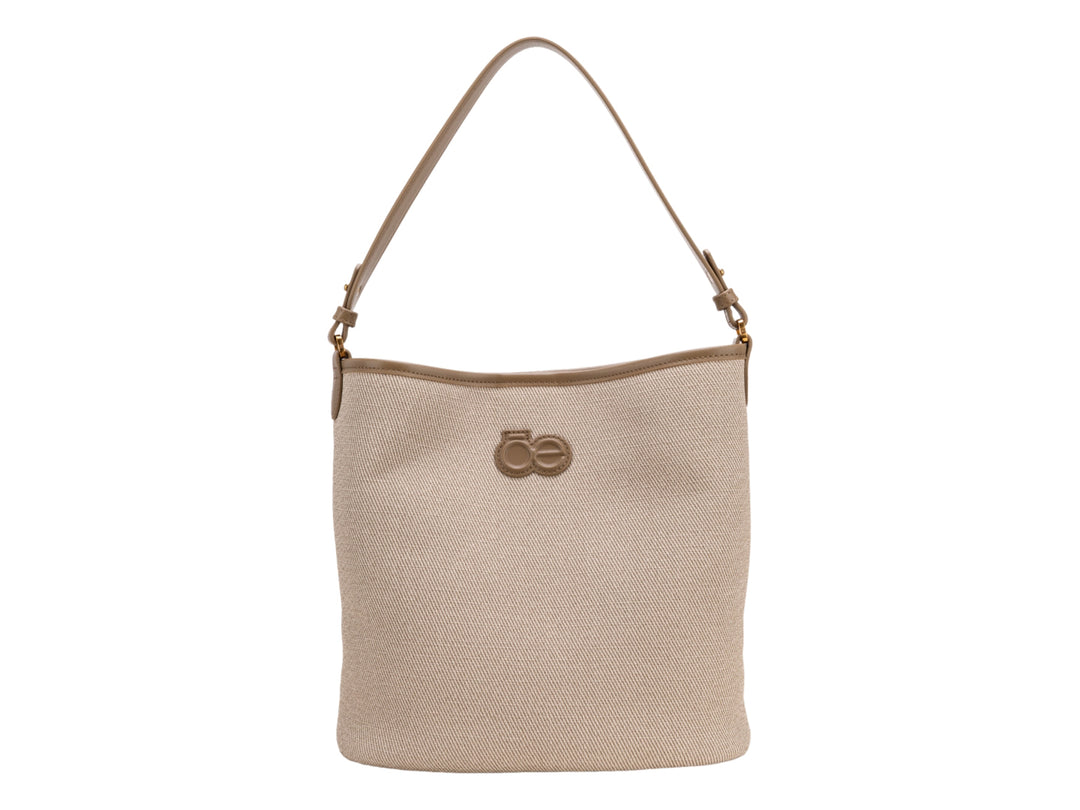 Bolso de hombro Cloe en color beige con textura tejida y asa sencilla.