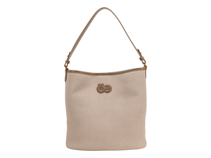Bolso de hombro Cloe en color beige con textura tejida y asa sencilla.